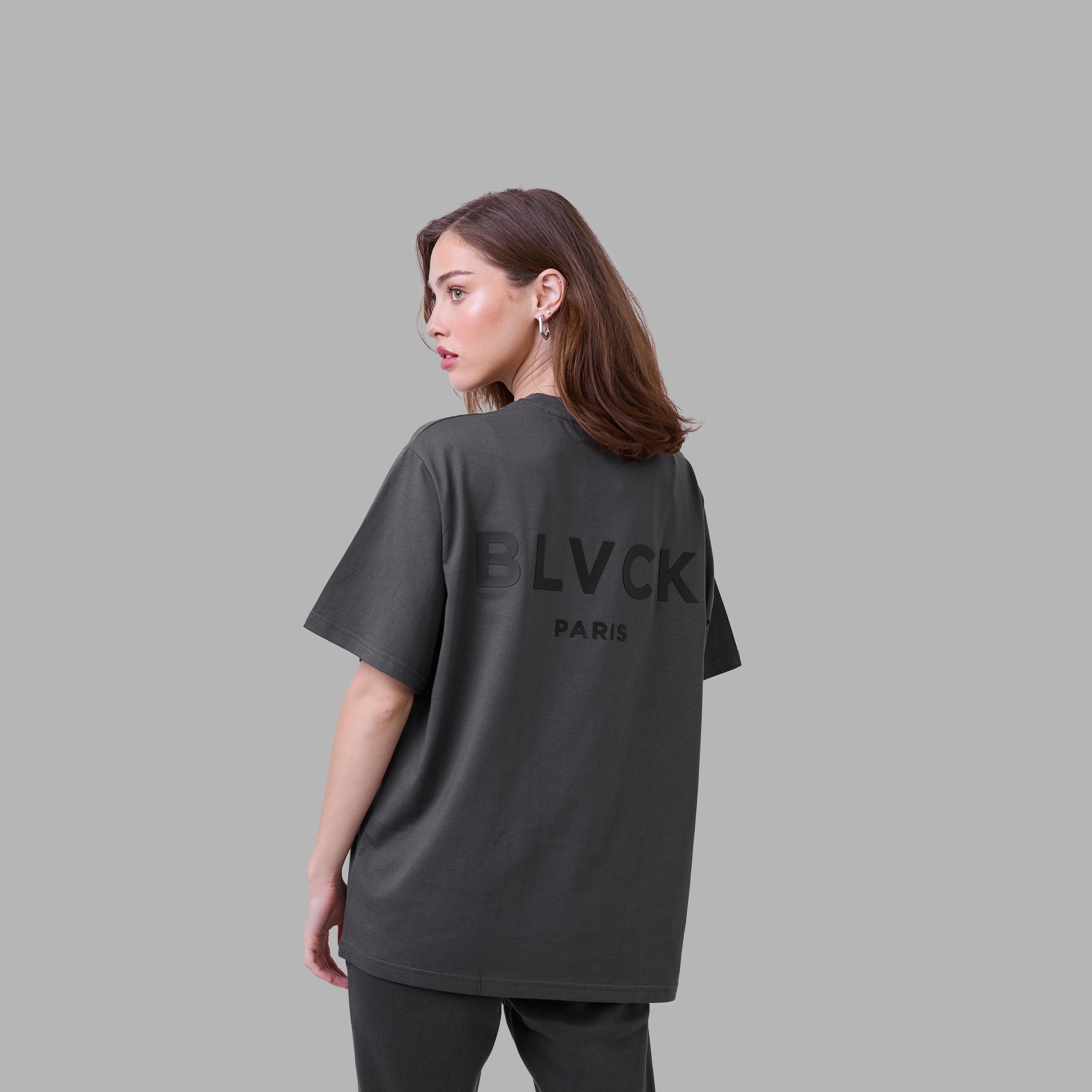 Shades of Blvck Tee Charcoal - modelo